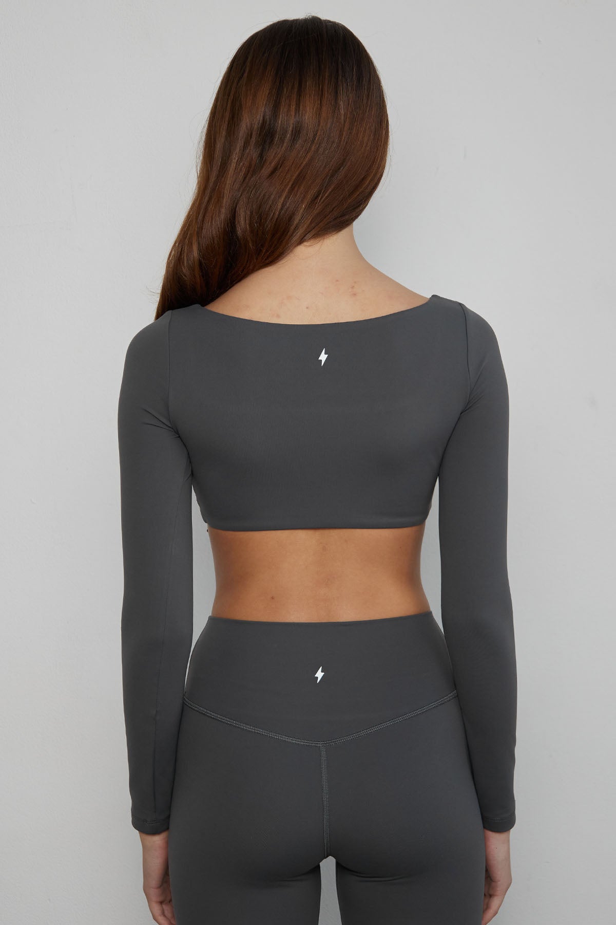 CLASSIC FIT SCOOP LONG SLEEVE CROP - PAVEMENT